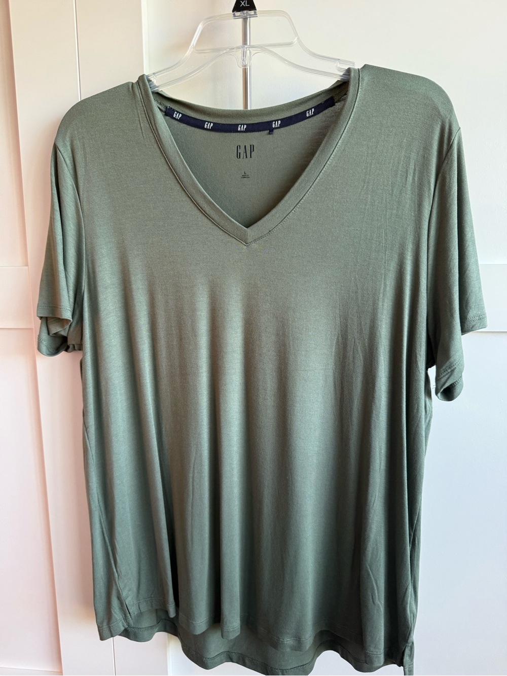 GAP Women's V-Neck Short Sleeve Tee in Sage Green - size L